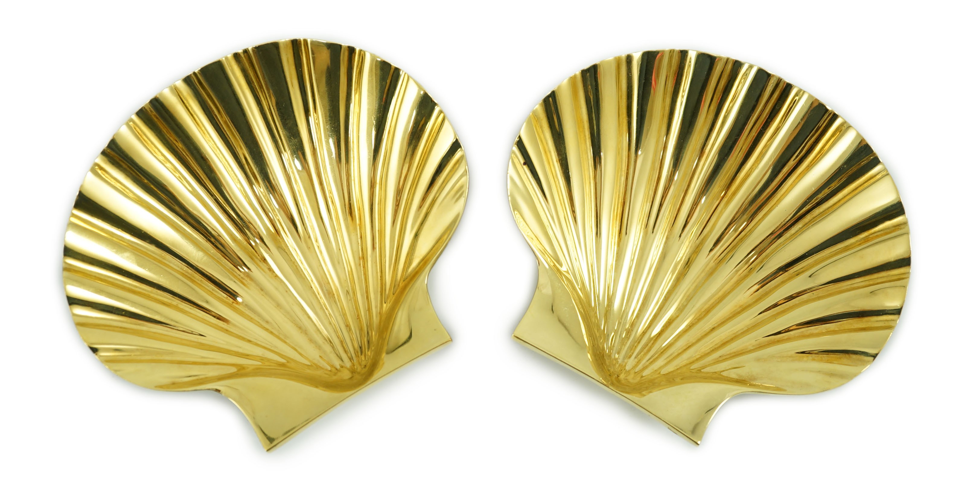 A cased pair of Elizabeth II silver gilt scallop shell butter dishes by Collingwood & Co